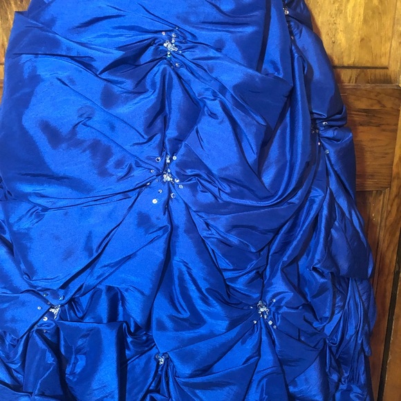 Beautiful blue gown - Picture 3 of 15